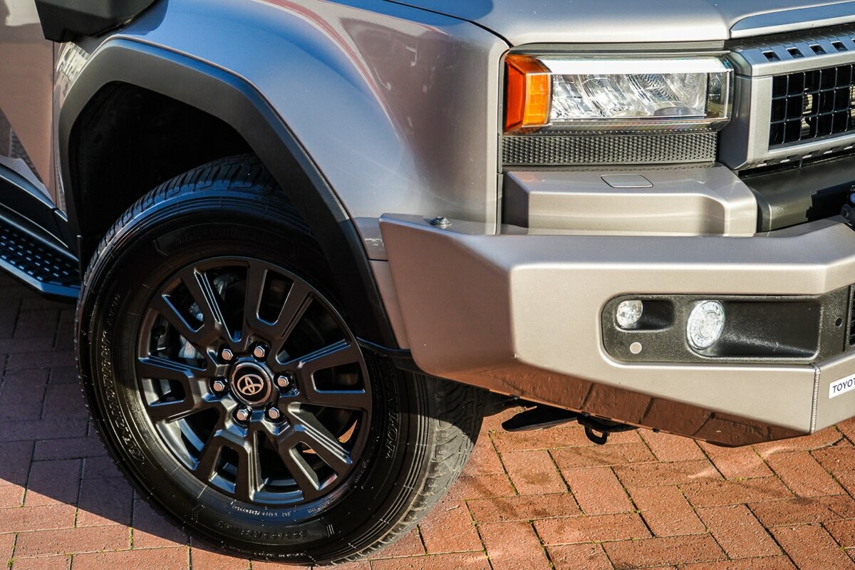 Toyota Landcruiser Prado image 2