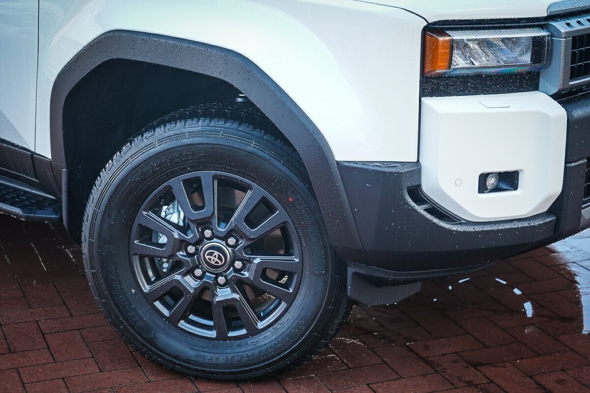 Toyota Landcruiser Prado image 2