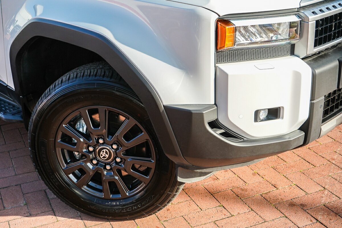 Toyota Landcruiser Prado image 2