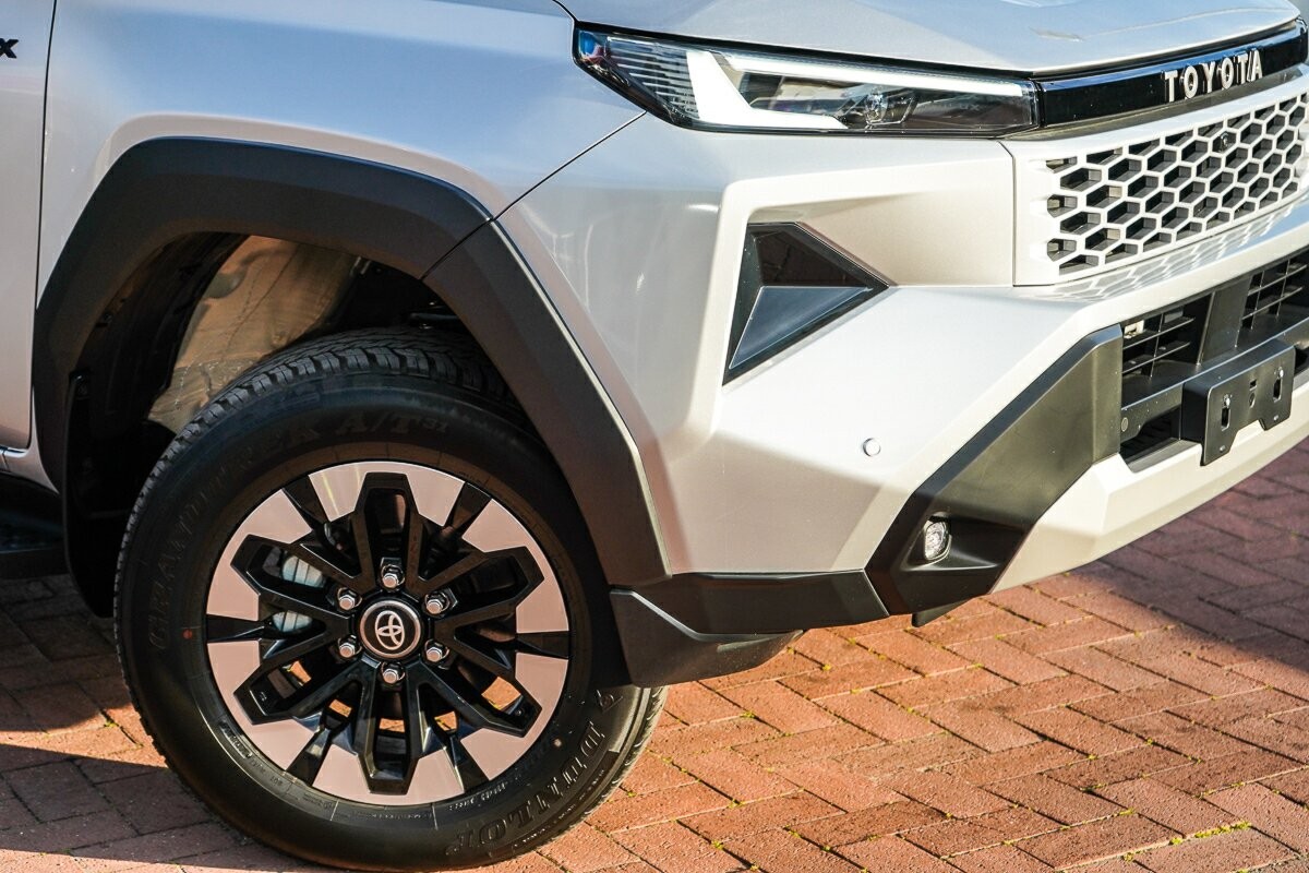 Toyota Hilux image 2