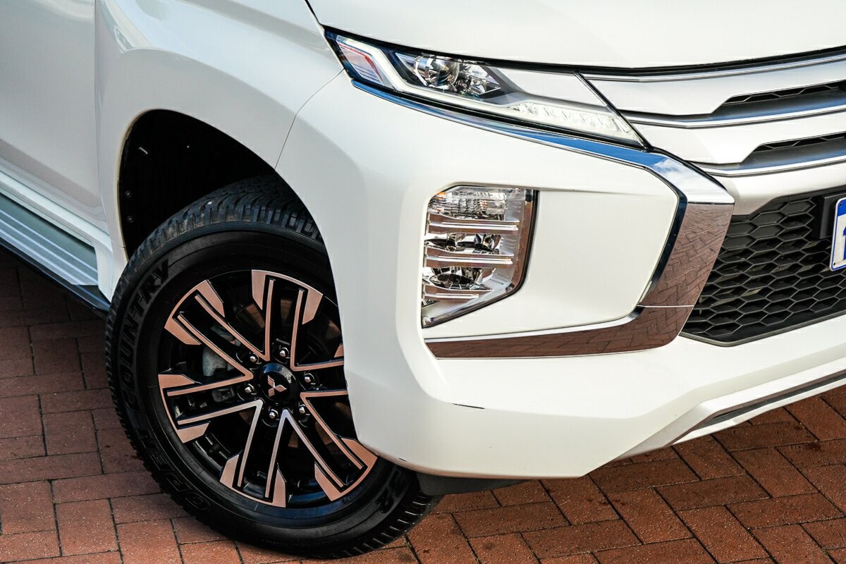 Mitsubishi Pajero Sport image 2