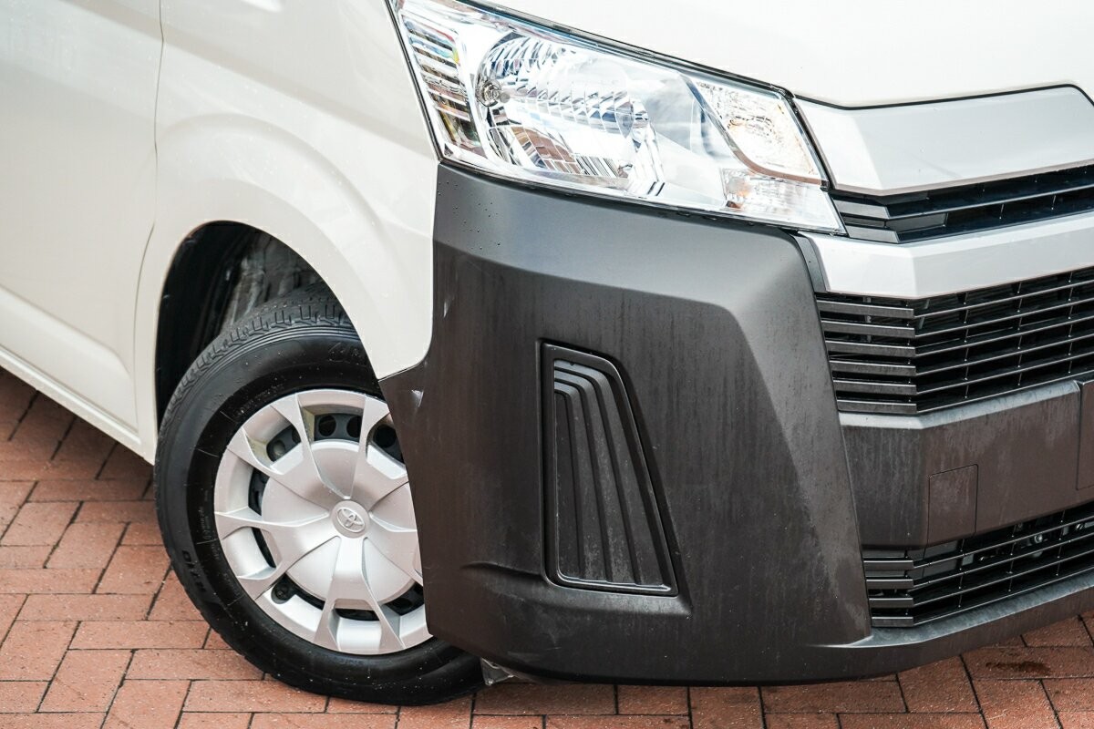 Toyota Hiace image 2