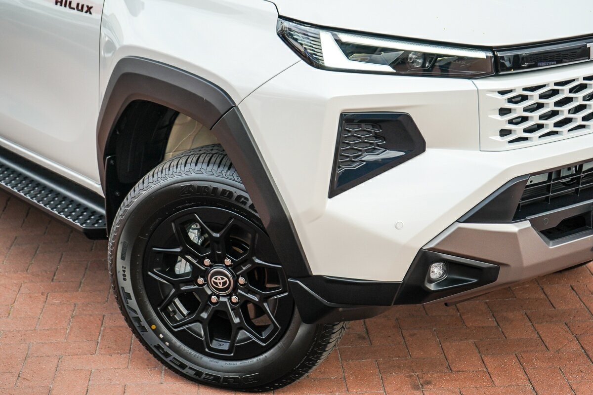 Toyota Hilux image 2