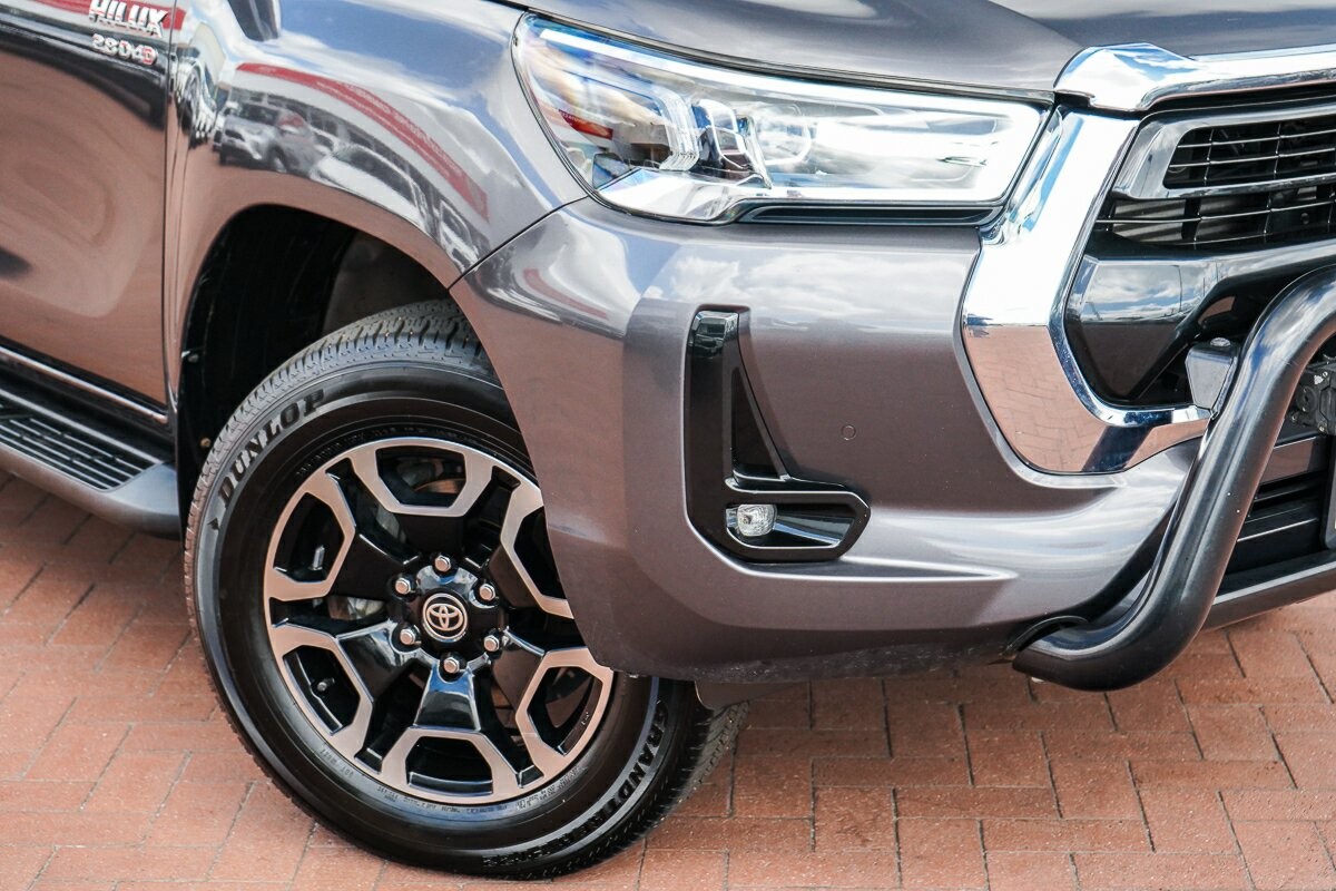 Toyota Hilux image 2