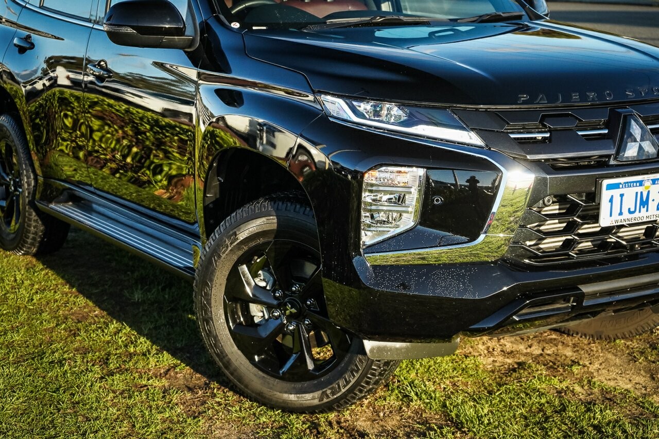 Mitsubishi Pajero Sport image 2