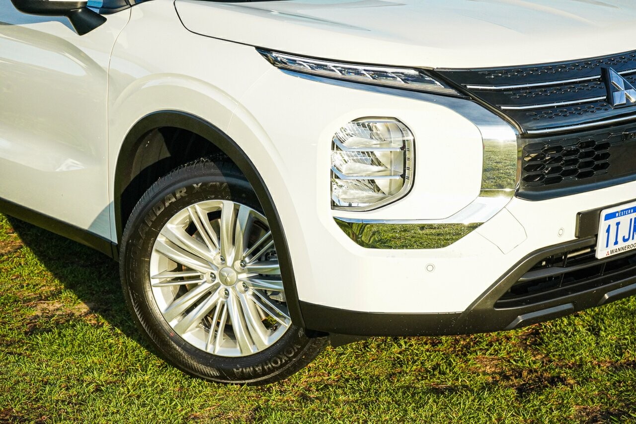 Mitsubishi Outlander image 2