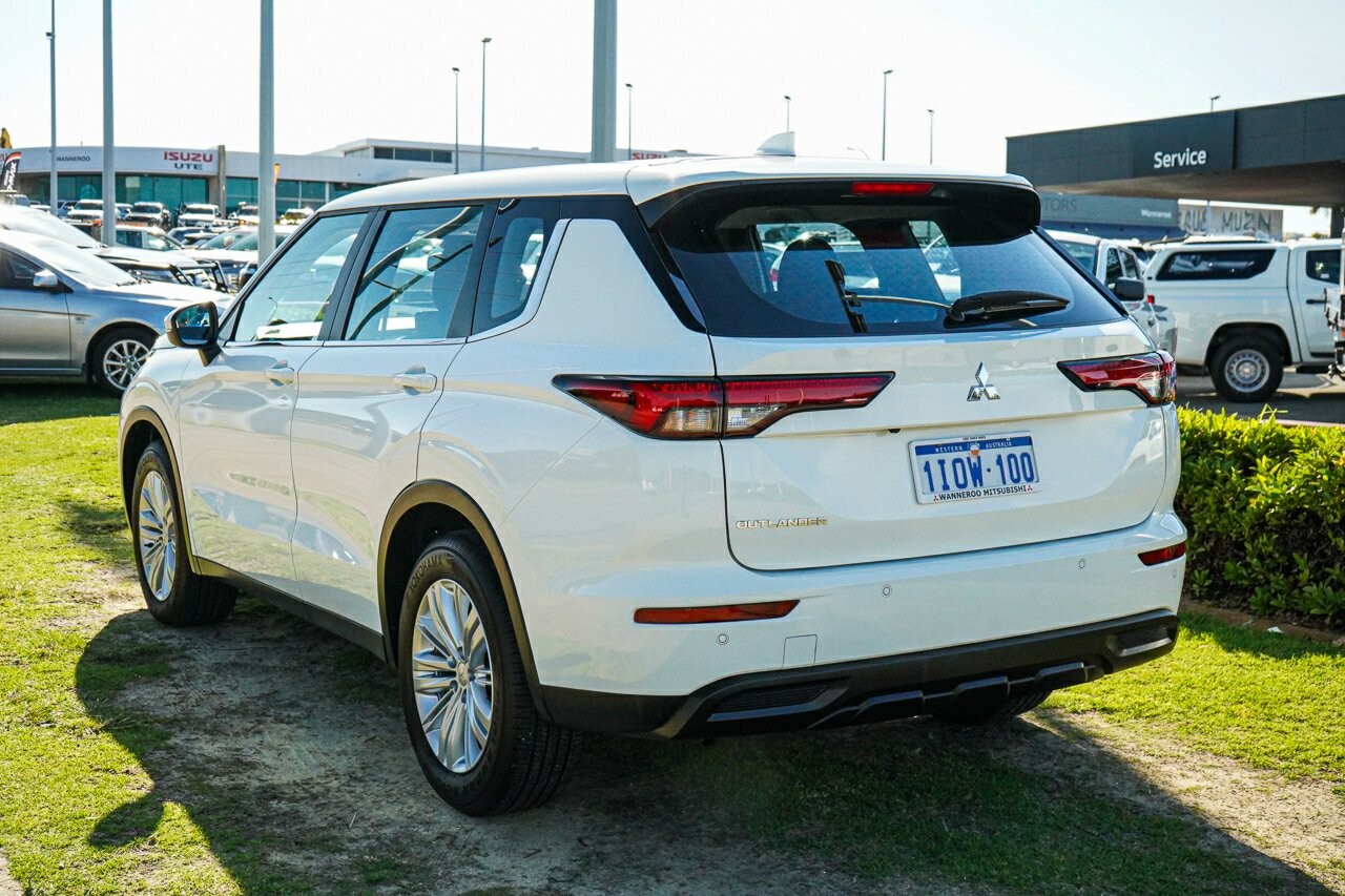 Mitsubishi Outlander image 4