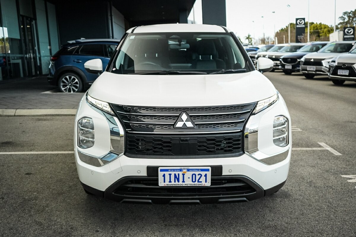 Mitsubishi Outlander image 2