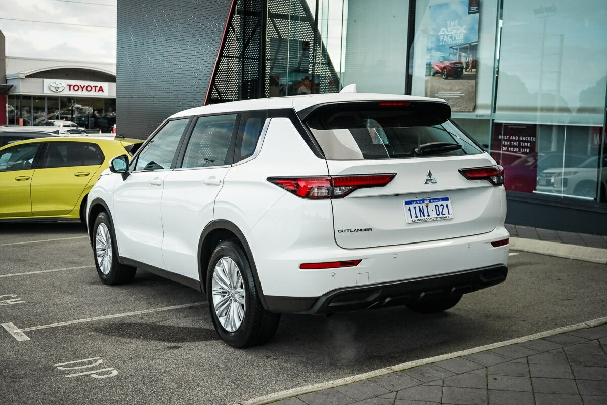 Mitsubishi Outlander image 3