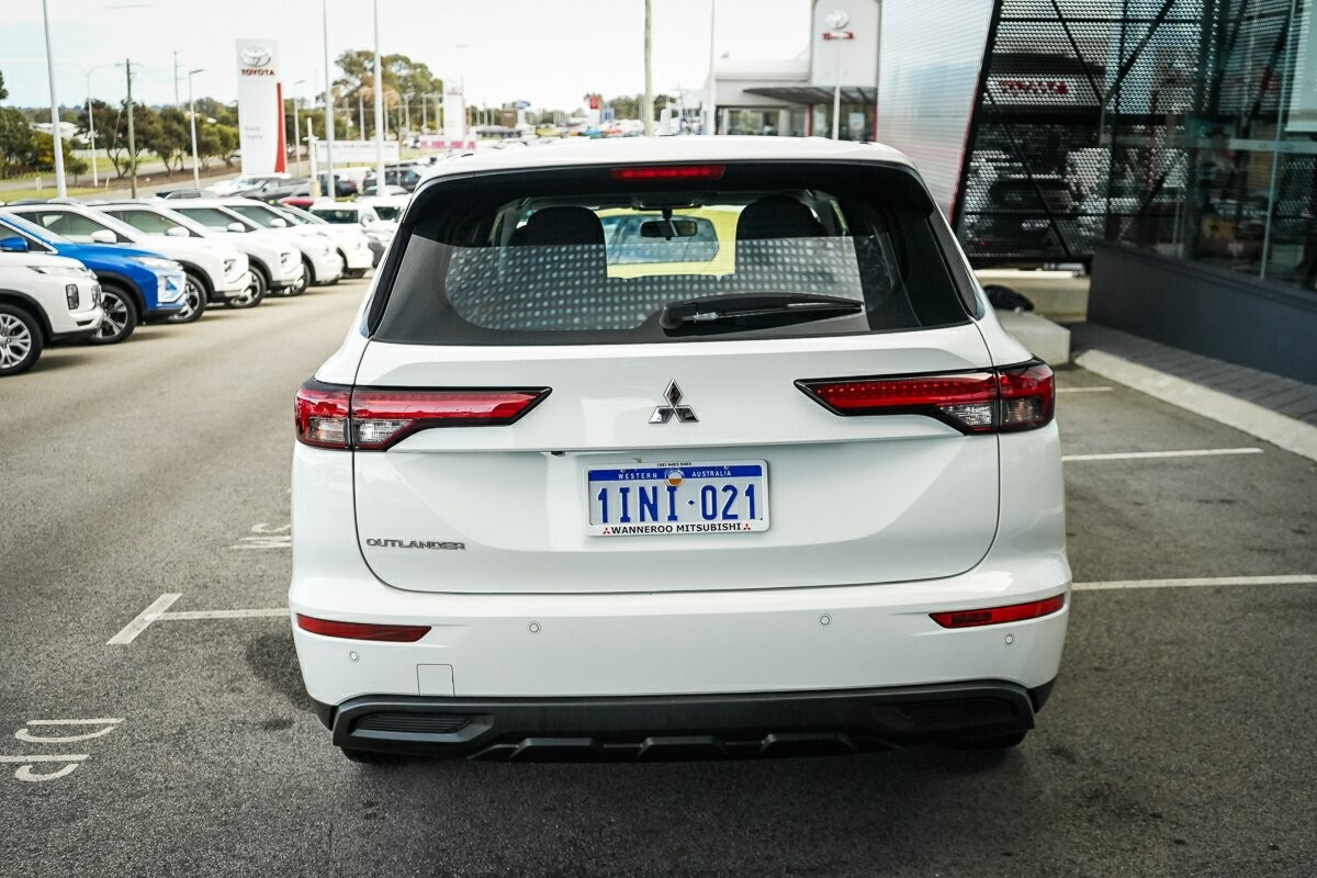 Mitsubishi Outlander image 4