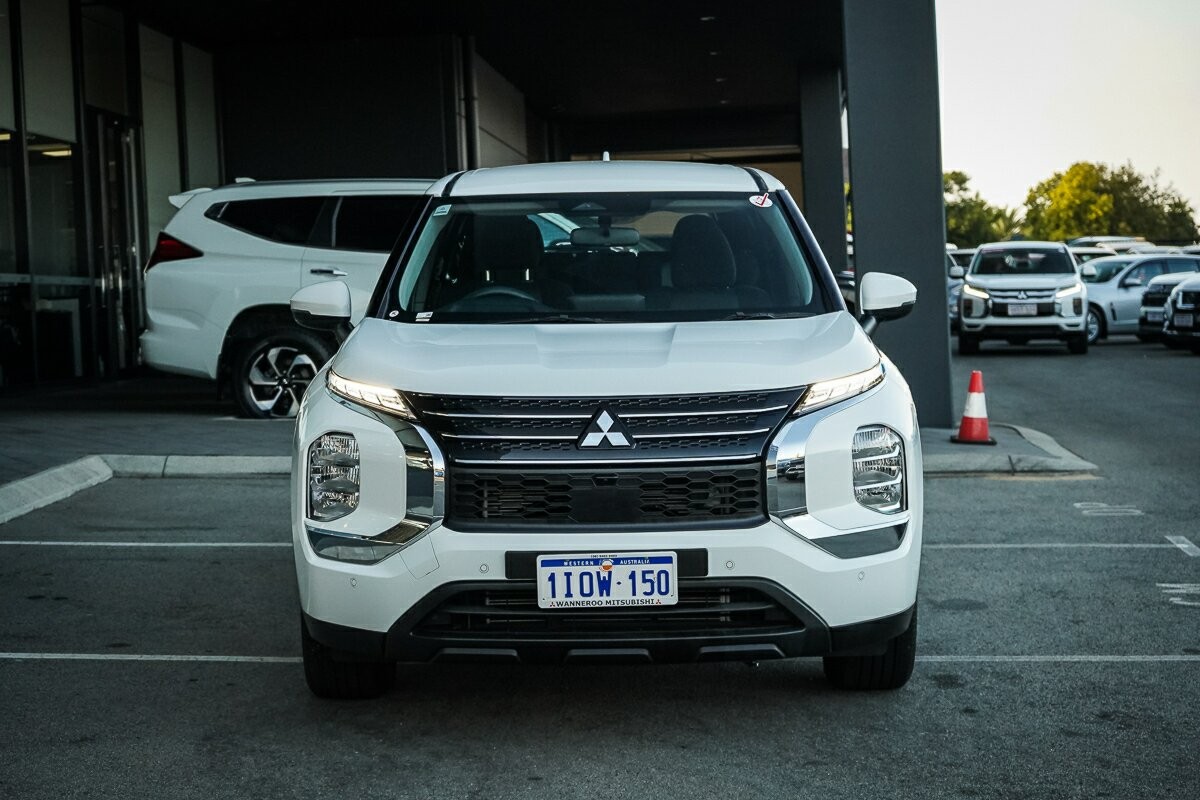 Mitsubishi Outlander image 2