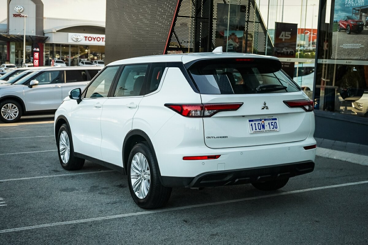 Mitsubishi Outlander image 3