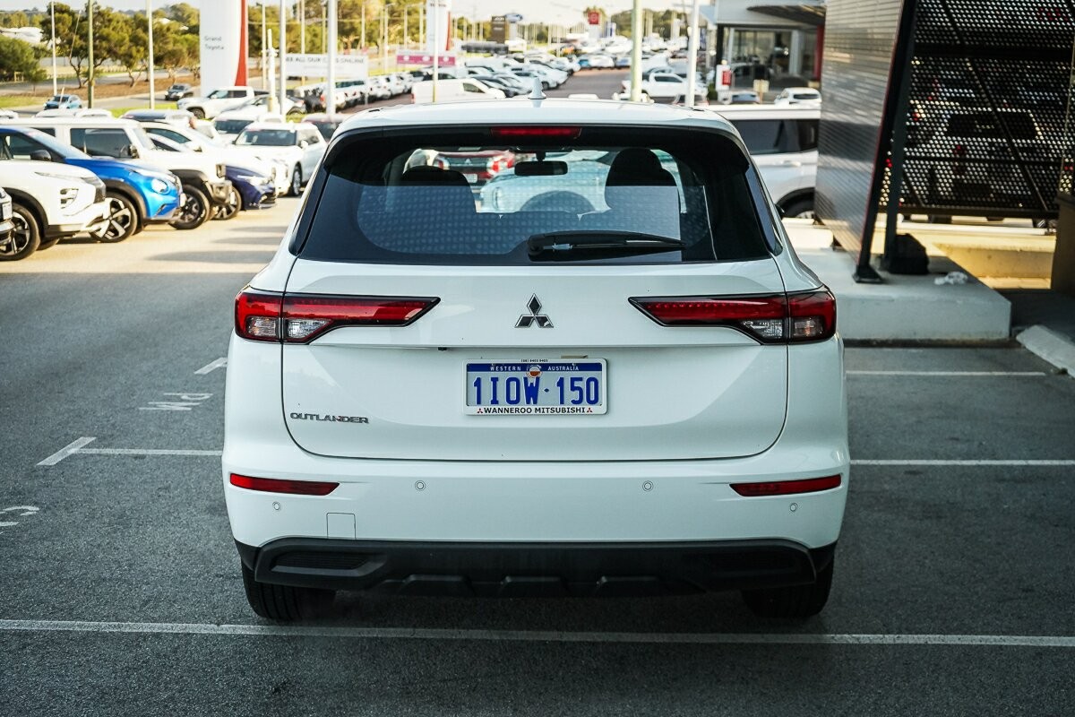 Mitsubishi Outlander image 4