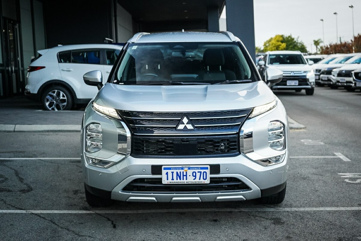 Mitsubishi Outlander image 2