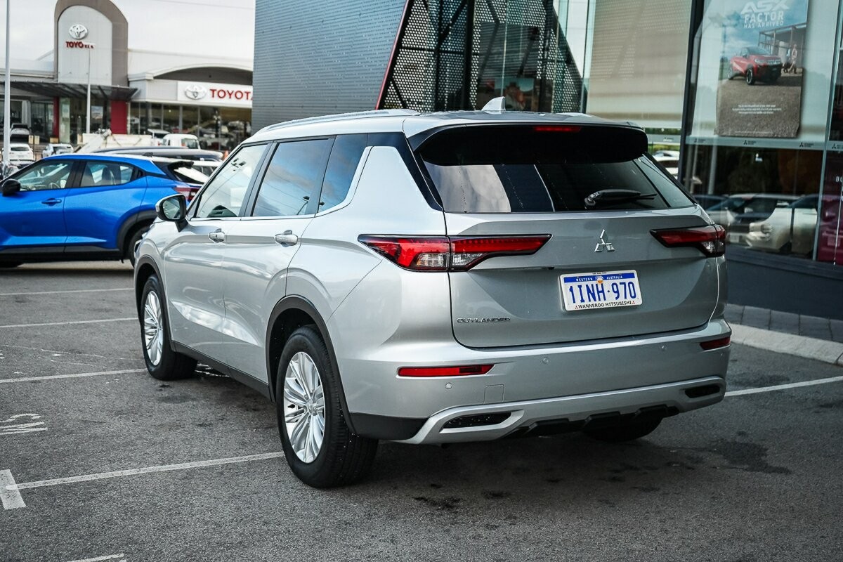 Mitsubishi Outlander image 3