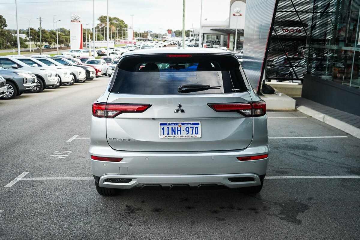 Mitsubishi Outlander image 4