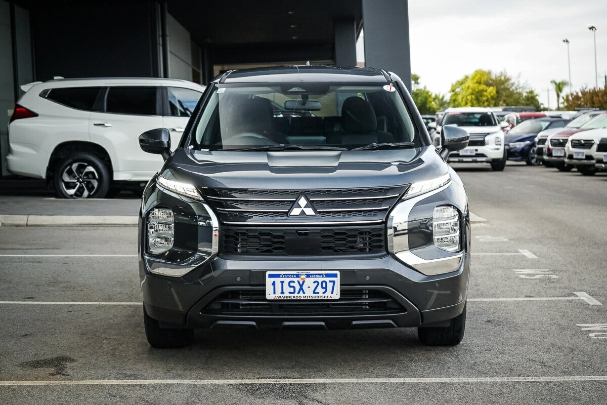 Mitsubishi Outlander image 2