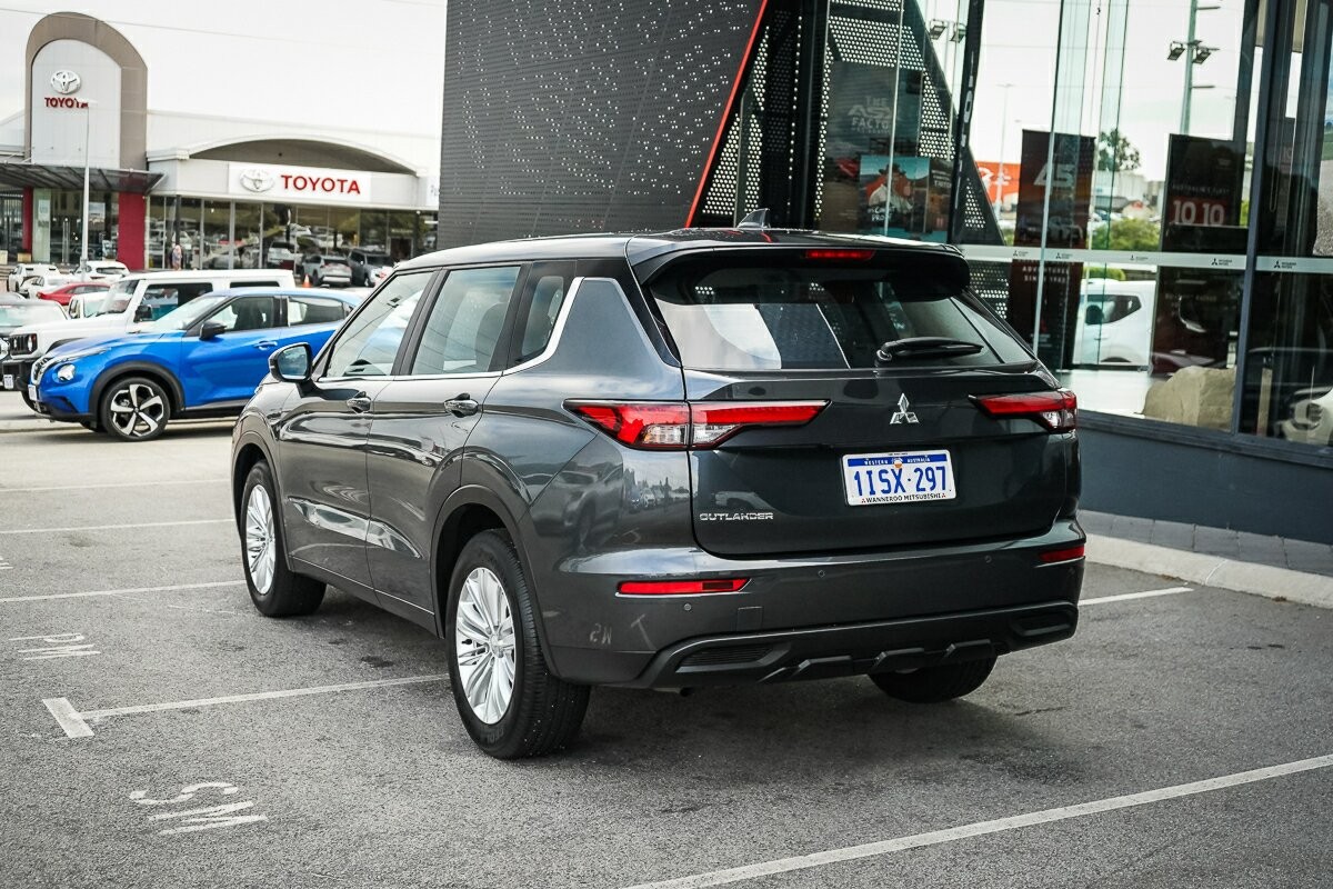 Mitsubishi Outlander image 3