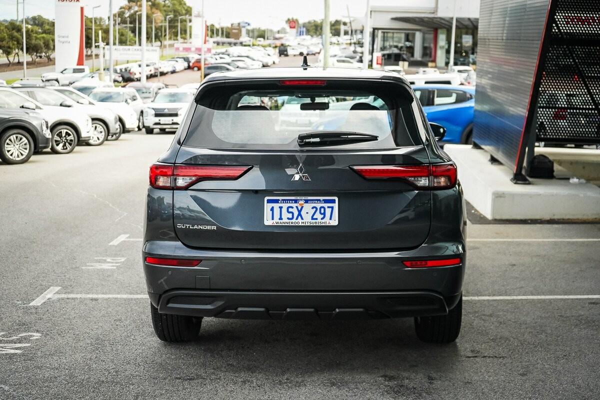 Mitsubishi Outlander image 4