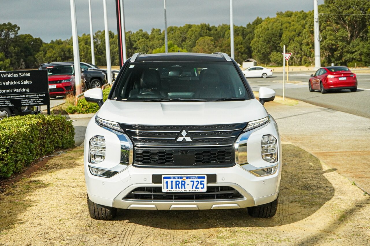 Mitsubishi Outlander image 2