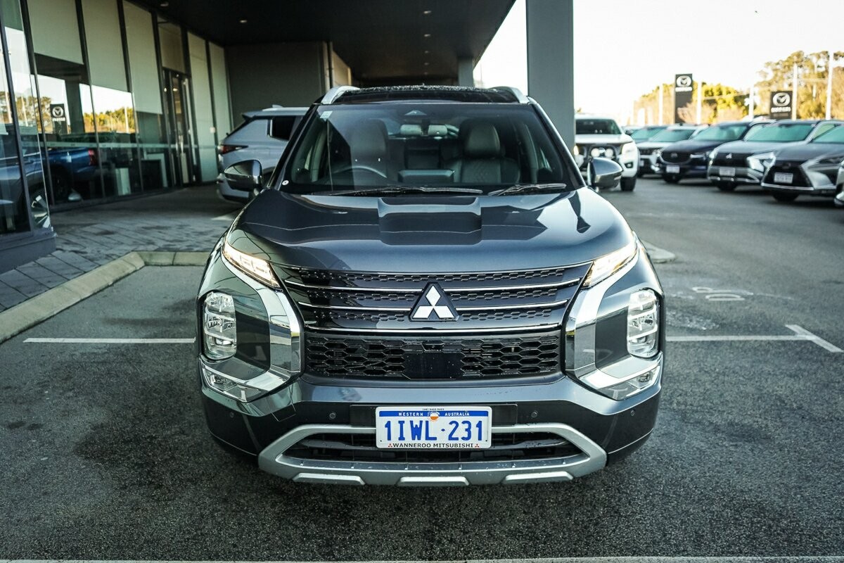 Mitsubishi Outlander image 2