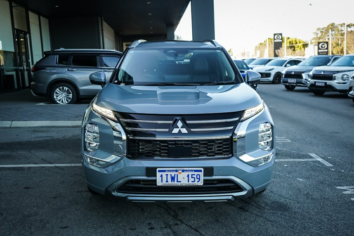 Mitsubishi Outlander image 2
