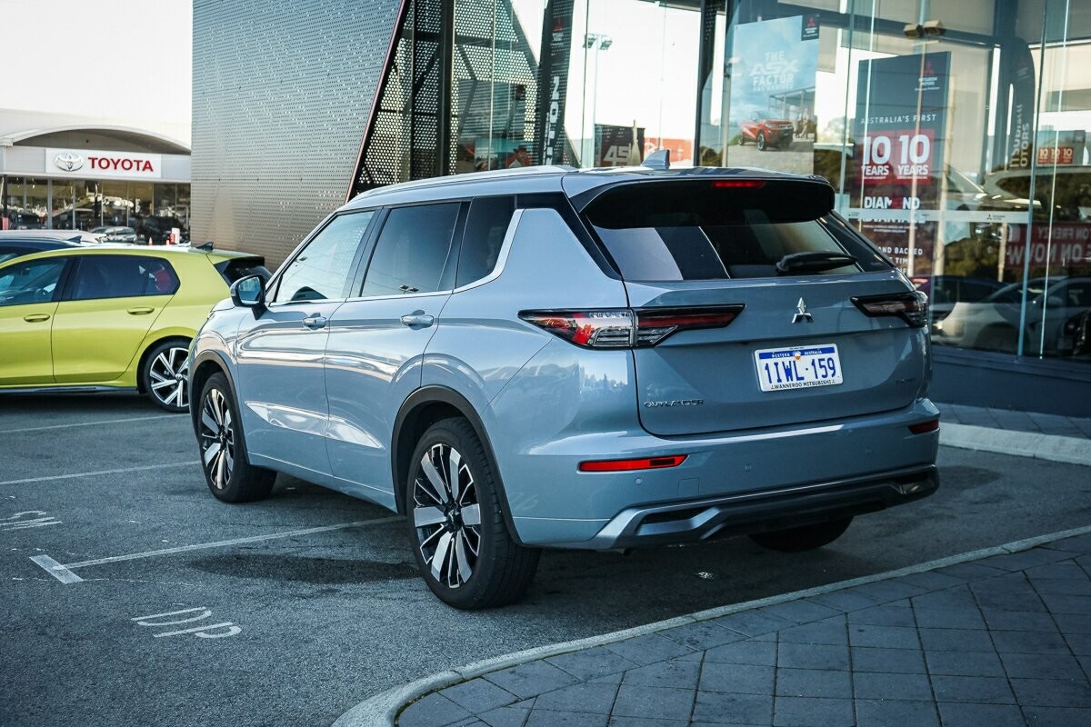 Mitsubishi Outlander image 4