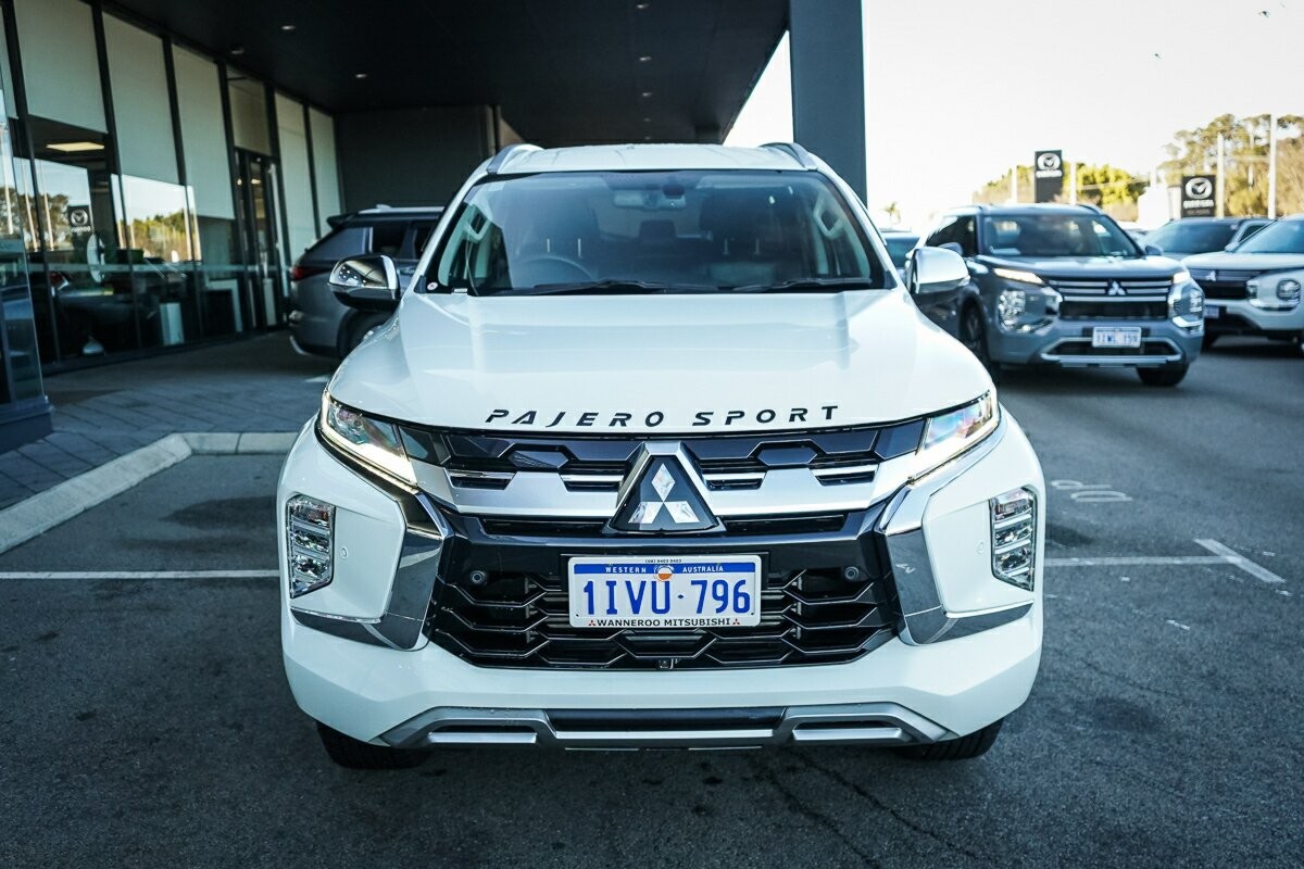 Mitsubishi Pajero Sport image 2