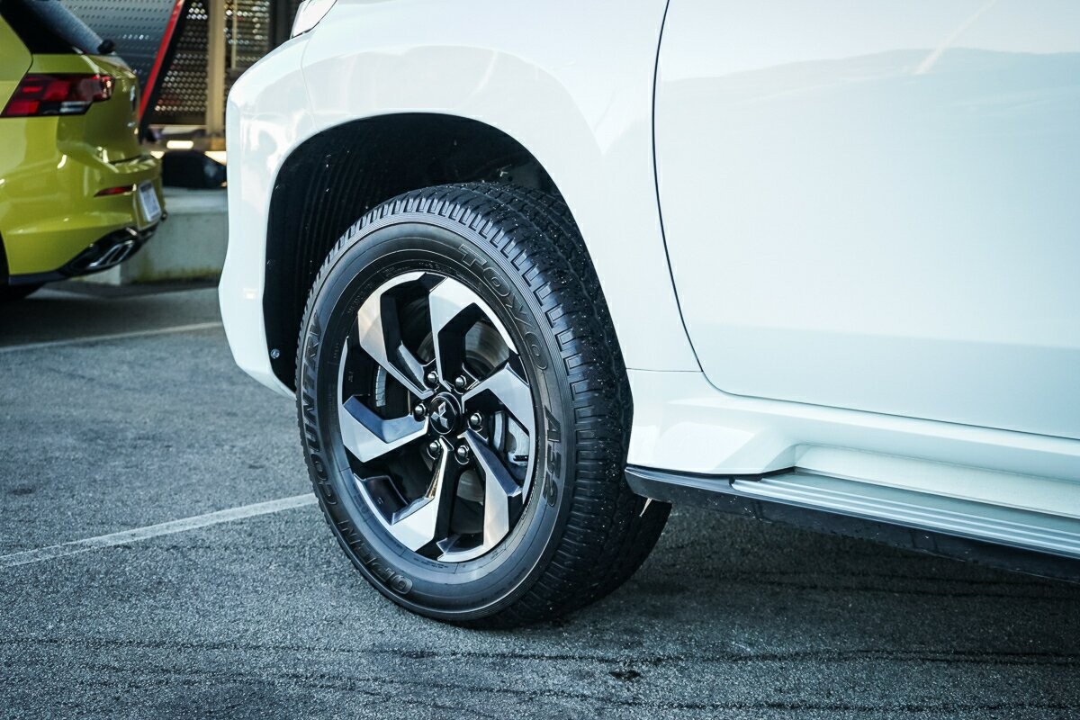 Mitsubishi Pajero Sport image 3