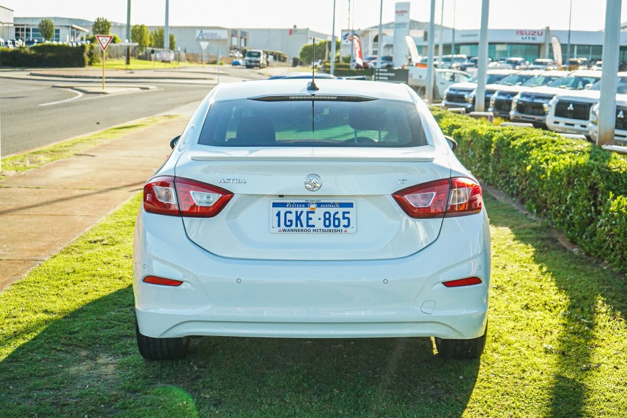 Holden Astra image 4