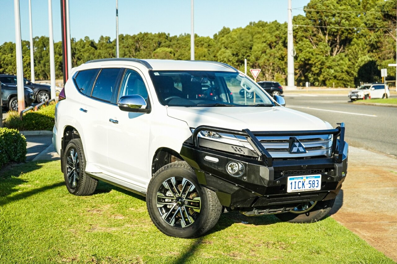 Mitsubishi Pajero Sport image 1