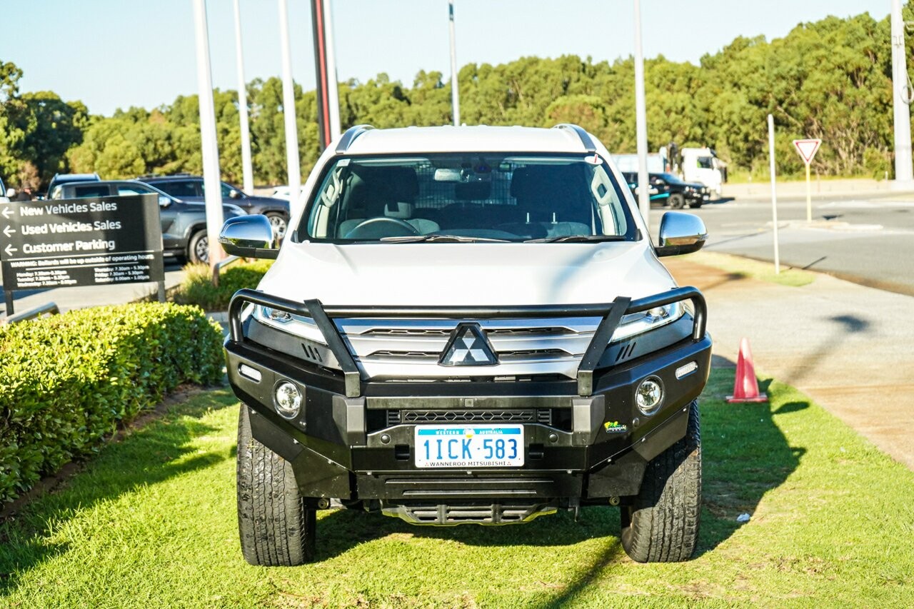 Mitsubishi Pajero Sport image 3