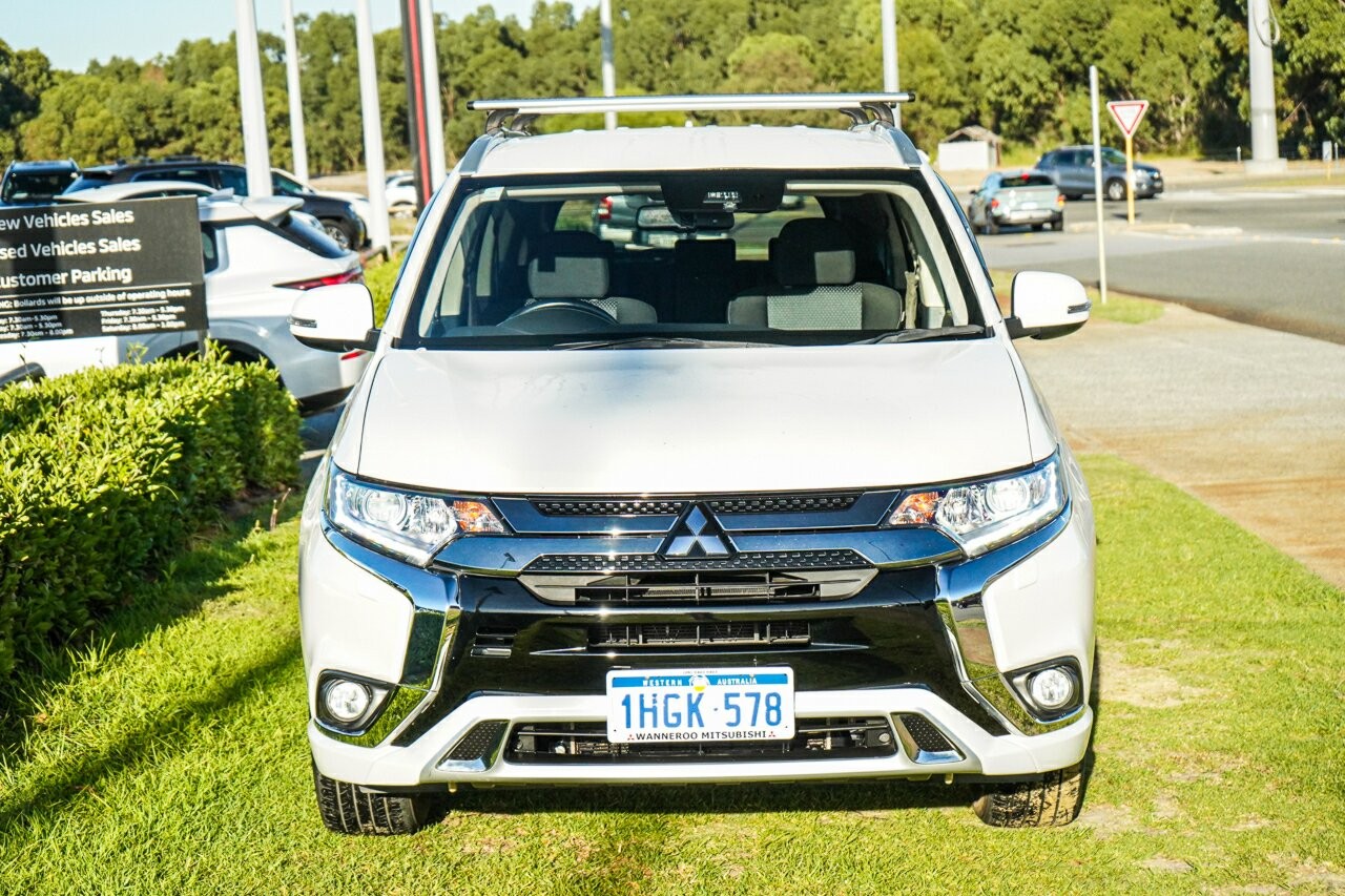 Mitsubishi Outlander image 2