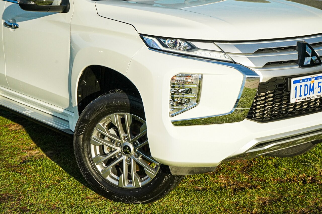 Mitsubishi Pajero Sport image 2