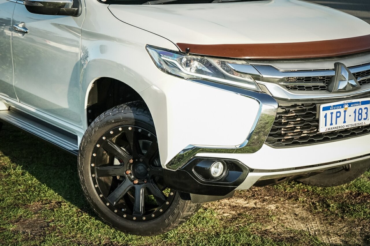 Mitsubishi Pajero Sport image 2