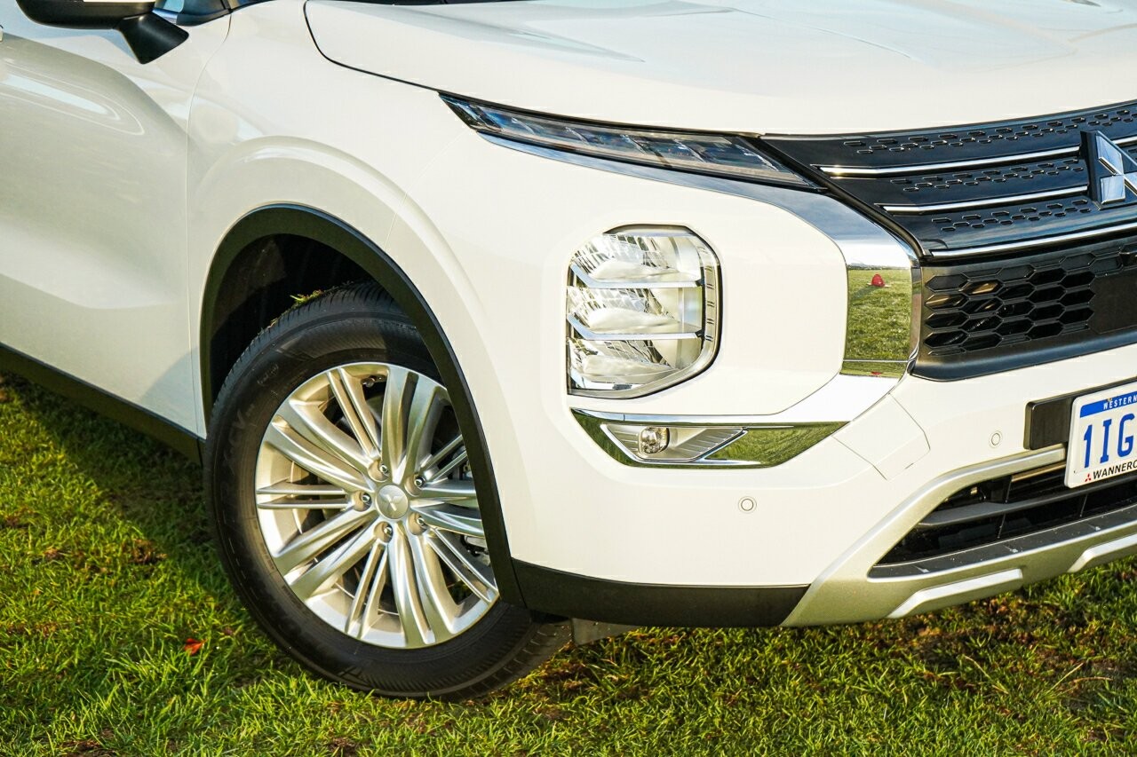 Mitsubishi Outlander image 2