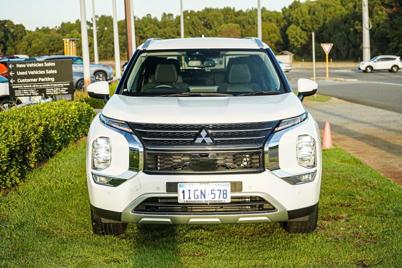 Mitsubishi Outlander image 3
