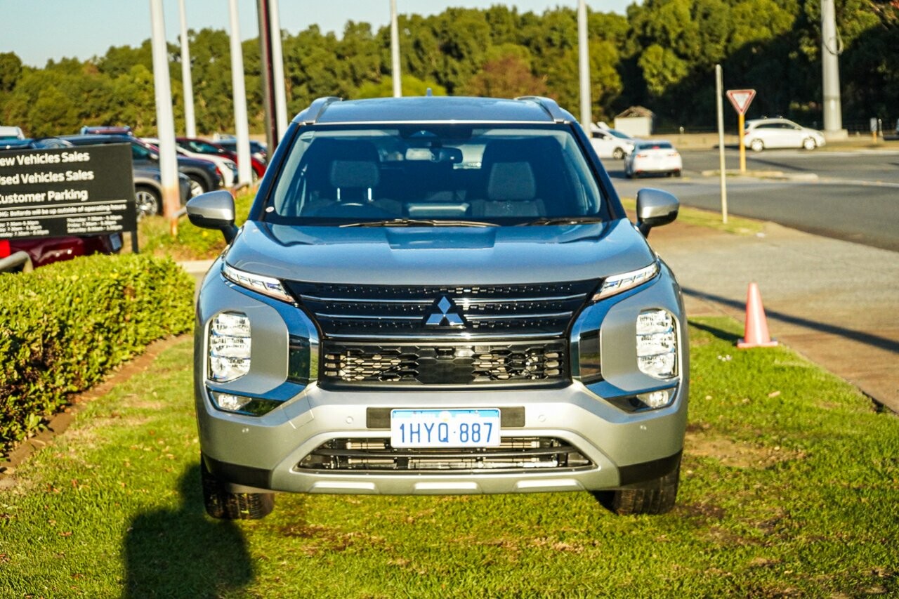 Mitsubishi Outlander image 3