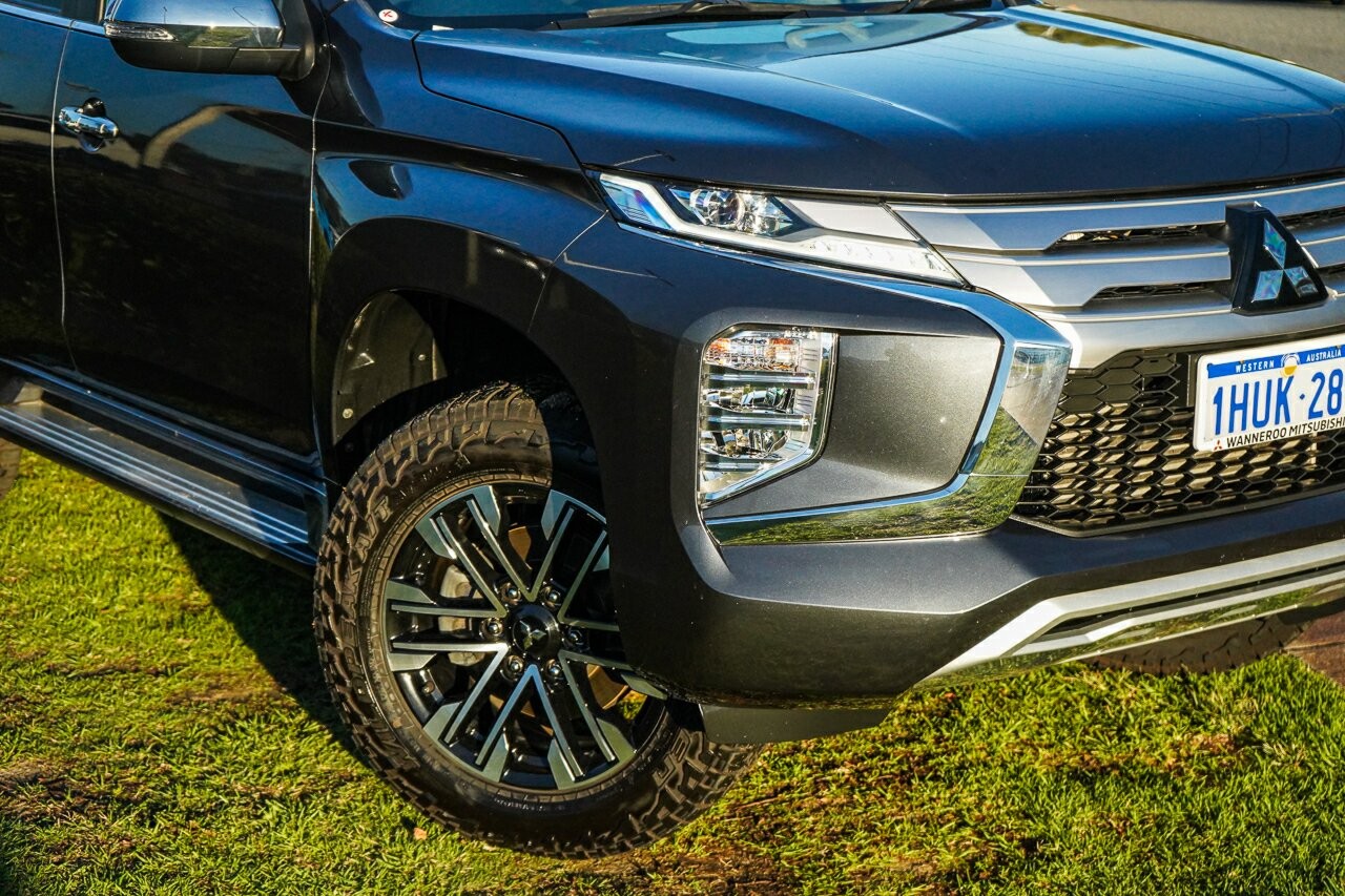 Mitsubishi Pajero Sport image 2