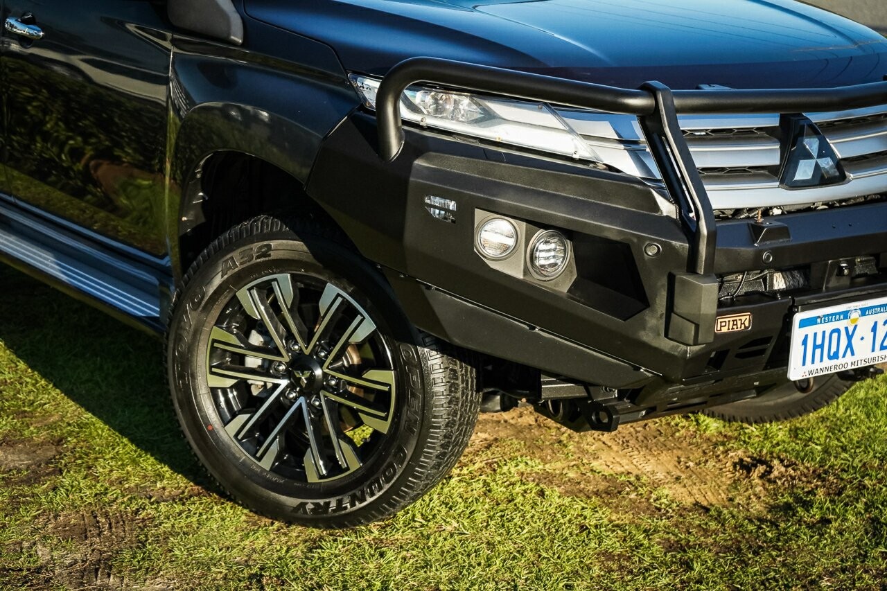 Mitsubishi Pajero Sport image 2