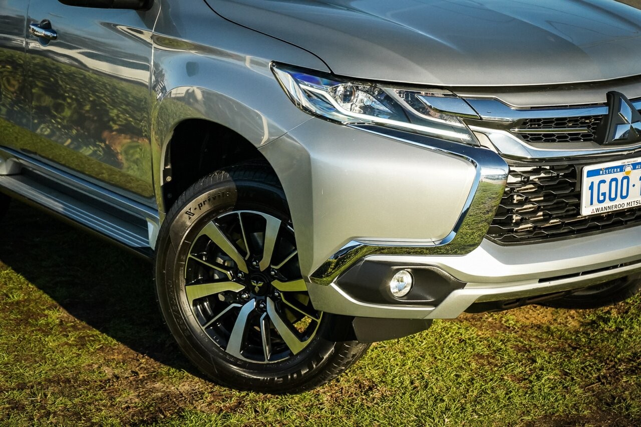 Mitsubishi Pajero Sport image 2