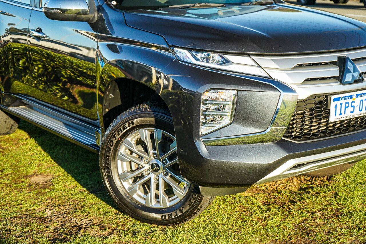 Mitsubishi Pajero Sport image 2