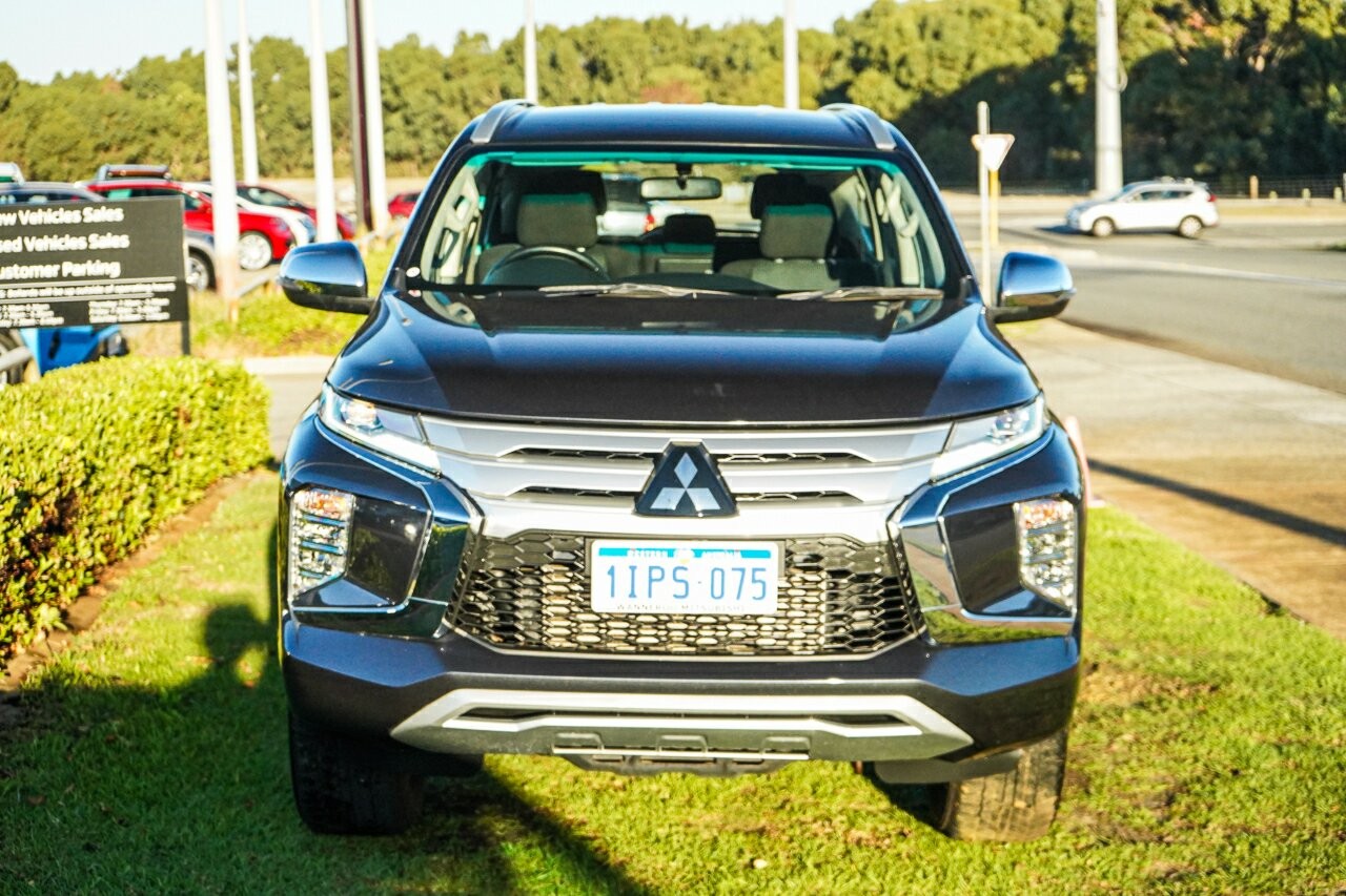 Mitsubishi Pajero Sport image 3