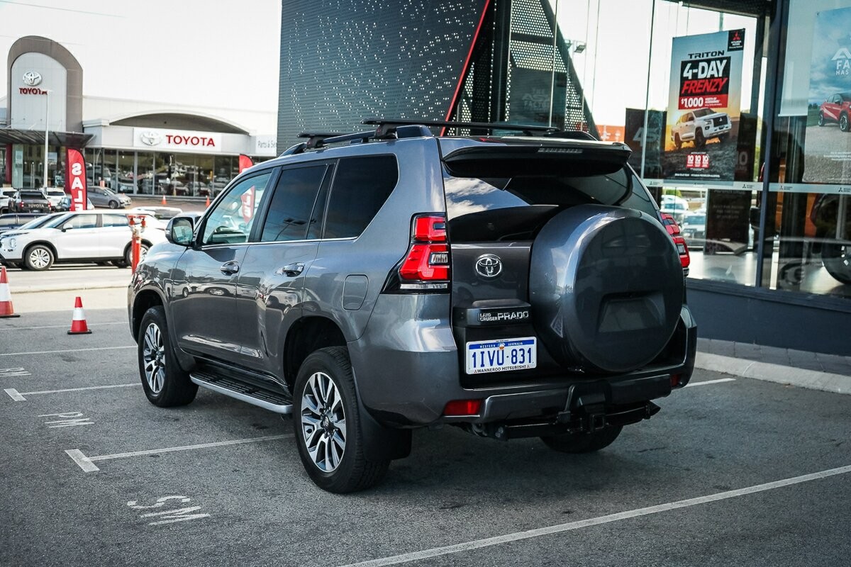 Toyota Landcruiser Prado image 3