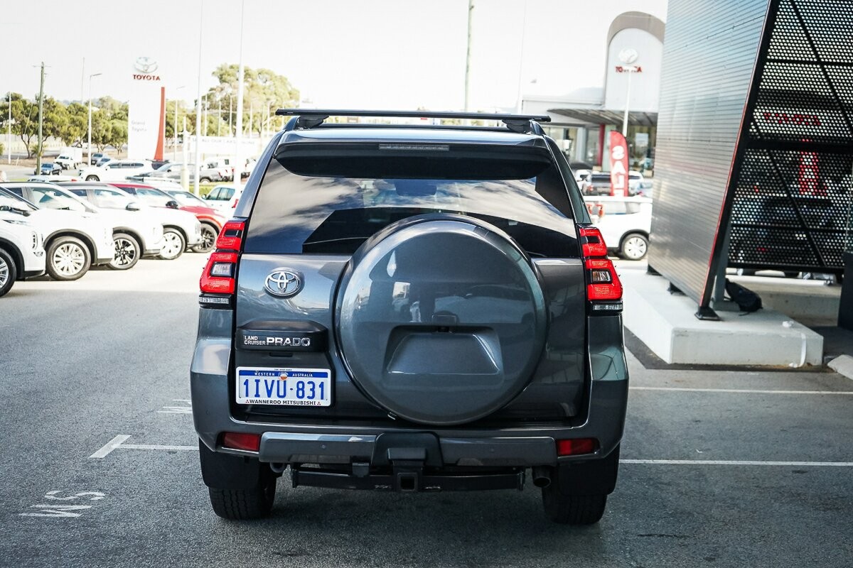 Toyota Landcruiser Prado image 4