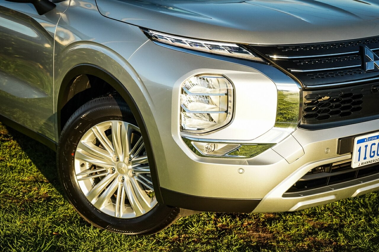 Mitsubishi Outlander image 2