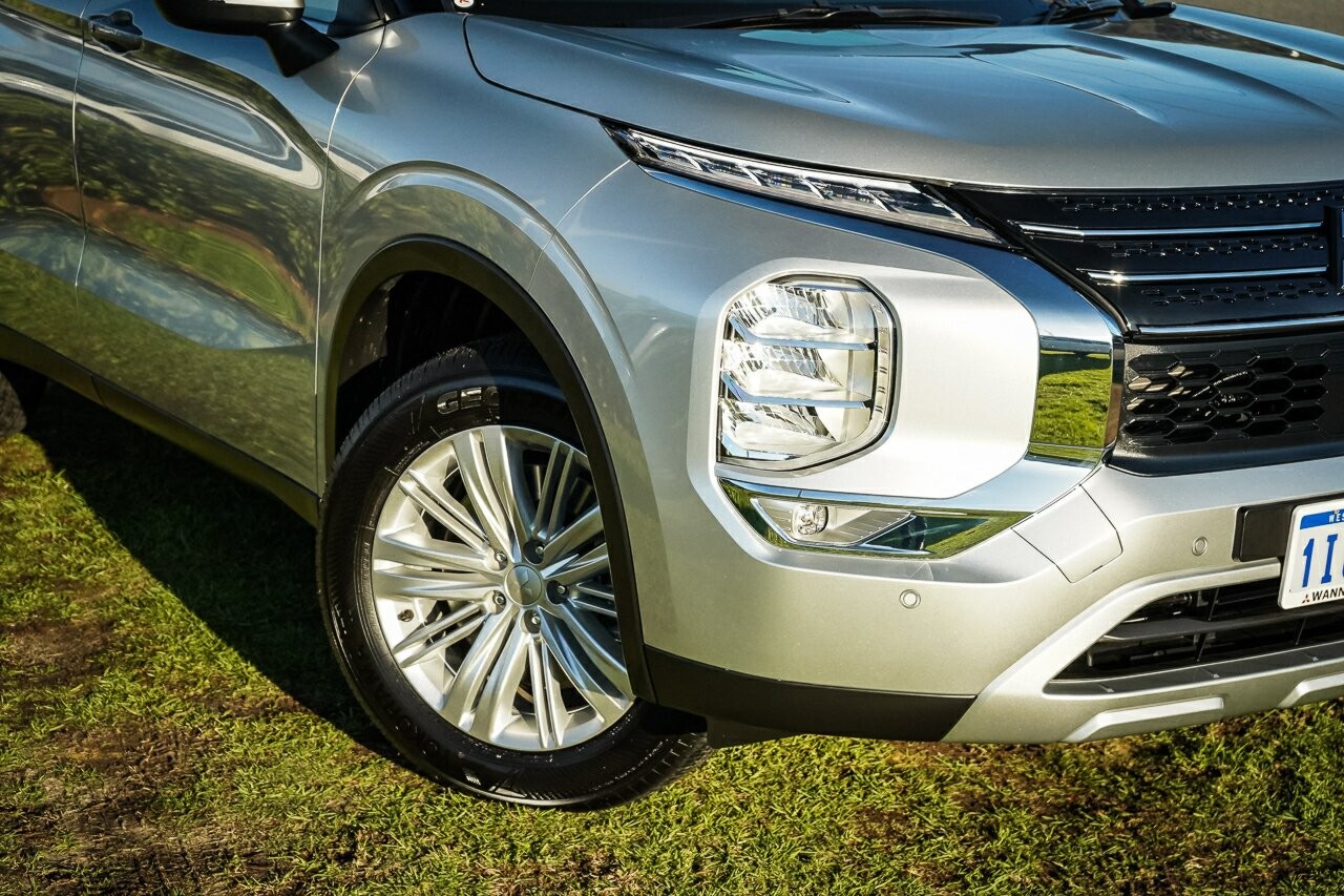 Mitsubishi Outlander image 2