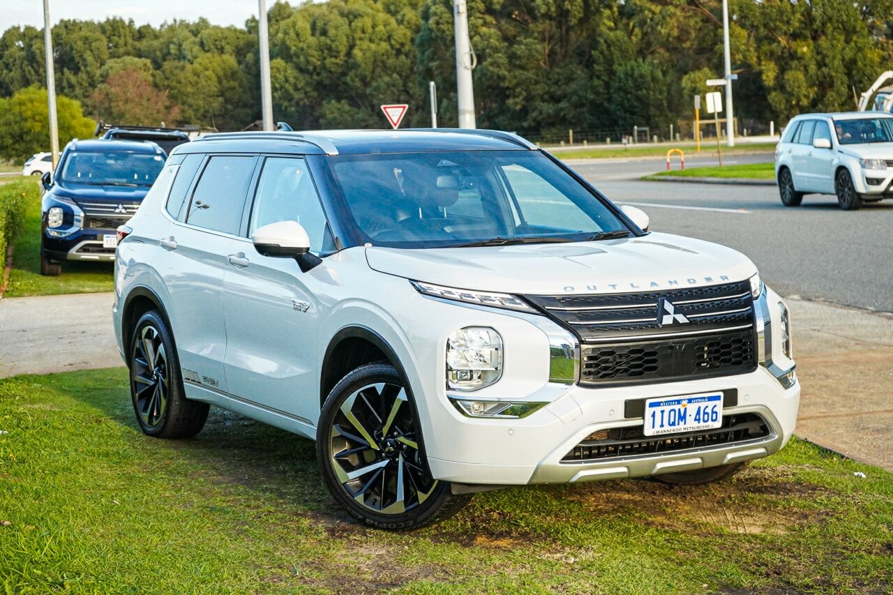 Mitsubishi Outlander image 1