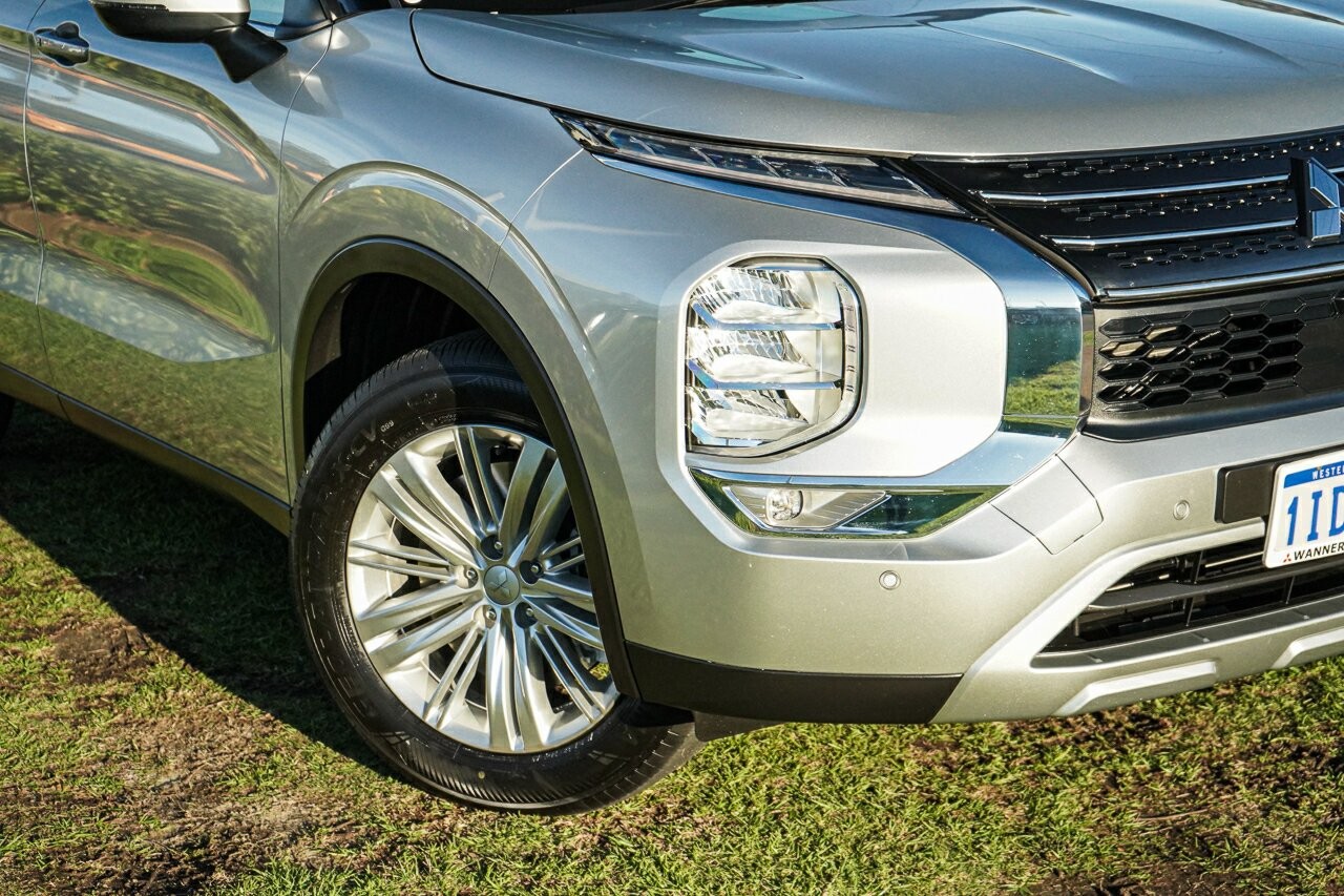 Mitsubishi Outlander image 2