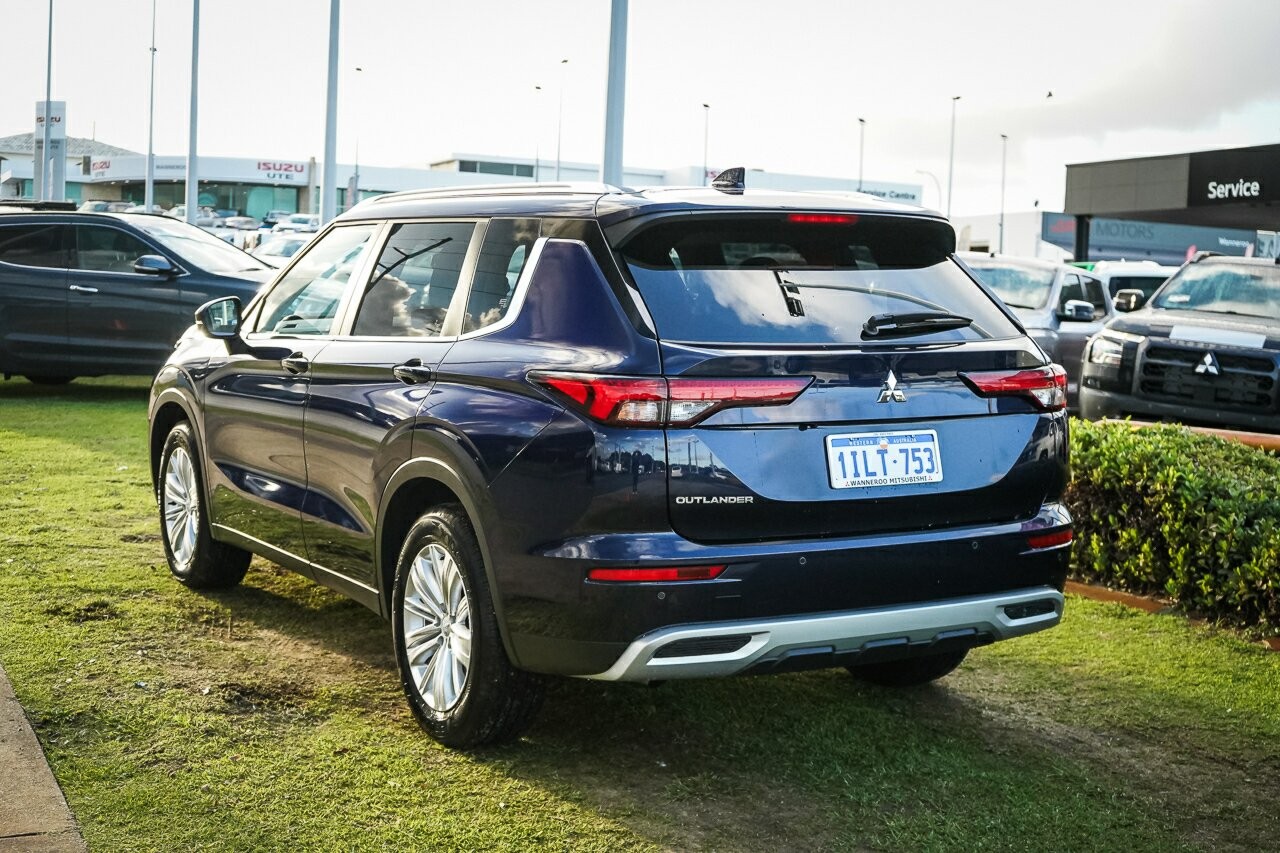 Mitsubishi Outlander image 4